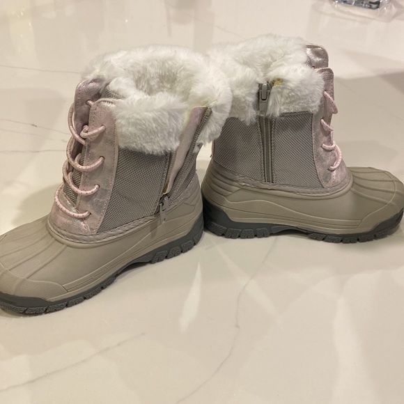 OshKosh B’gosh girls winter snow boot - Picture 2 of 6